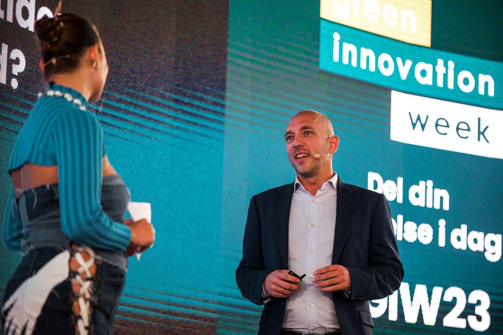 Scenen til Green Innovation Week med Thomas Helsgaun fra GreenLab